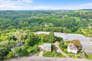 - une vue sur une maison dotée d'une allée et d'arbres dans l'établissement Stylish and Bright 4 Bedroom Home, Amazing Yard with Firepit, Game Room, à Pittsburgh