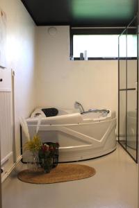 73m2 Apartment with sauna in Växjö, Teleborg في فاكخو: حوض استحمام أبيض في غرفة مع نافذة