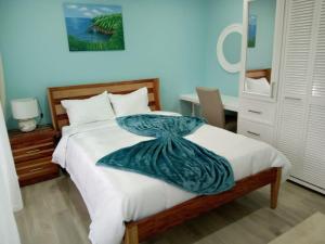 sypialnia z łóżkiem i biurkiem z lustrem w obiekcie JemmRose Suites w mieście Choc