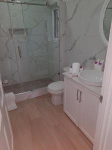 Ένα μπάνιο στο JemmRose Suites