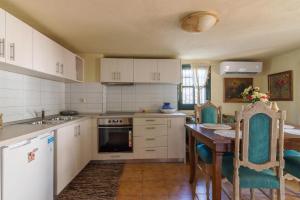 مطبخ أو مطبخ صغير في Zaros Philoksenia -Maera-