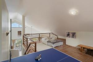 En eller flere senge i et værelse på Villa Sea Colors by An Island Apart + 25 billeder