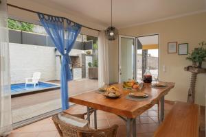 un comedor con una mesa con fruta. en Villa Sea Colors by An Island Apart, en Arco da Calheta