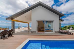 Villa con piscina y casa en Villa Sea Colors by An Island Apart, en Arco da Calheta