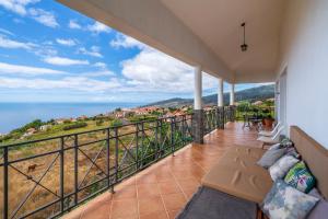 balcón con vistas al océano en Villa Sea Colors by An Island Apart, en Arco da Calheta