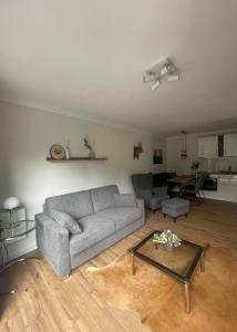 ein Wohnzimmer mit einem Sofa und einem Tisch in der Unterkunft Wolke 7 - a71034 in Bad Harzburg