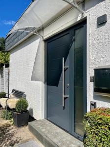 uma porta de garagem azul numa casa branca em Wolke 7 - a71034 em Bad Harzburg