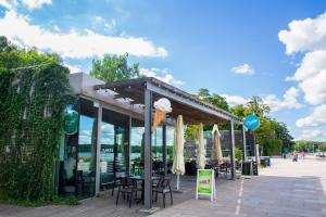 Reštaurácia alebo iné gastronomické zariadenie v ubytovaní UKIEL PARK 31 przy Plaży Miejskiej i lesie - free parking, klimatyzacja ,FV
