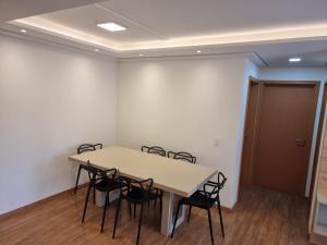 a meeting room with a table and chairs at Apartamento em Condomínio Frente Mar Barra Velha-SC in Barra Velha +36 photos
