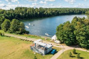 una caravana estacionada junto a un lago con un barco en LIKE LAKES Ukiel Park 31 Free Parking FV, en Olsztyn