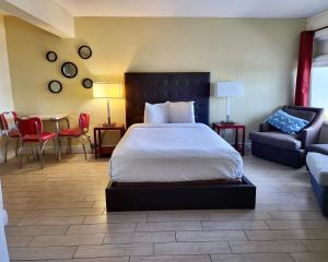 Una cama o camas en una habitación de Chateau Mar Beach Resort