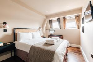 sypialnia z łóżkiem z dwoma ręcznikami w obiekcie Redland Suites - Apartment 7 w Bristolu