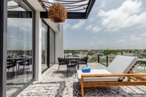 Un patio con una mesa y sillas en un balcón. en Iik Tulum Luxury Penthouses by Spot Rentals, en Tulum
