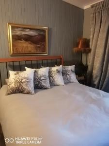 una camera con letto bianco e cuscini di The Marilyn Room a Centurion