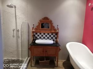 een badkamer met een wastafel, een douche en een bad bij The Marilyn Room in Centurion