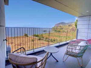 ein Balkon mit Tisch und Stühlen und Aussicht in der Unterkunft The Best Sea View Apartment by LovelyStay in Funchal