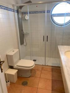 Kúpeľňa v ubytovaní Spectacular penthouse in front of the sea, 200 m2 terrace - Arruzafa Playa