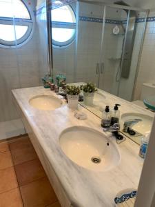 Kúpeľňa v ubytovaní Spectacular penthouse in front of the sea, 200 m2 terrace - Arruzafa Playa