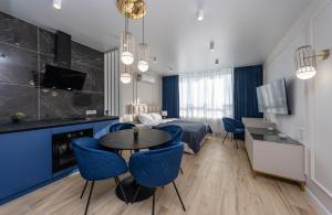 FlatRent Olympic Park, метро Бориспільська 5 хвилин! في كييف: غرفة نوم بسرير وطاولة وكراسي