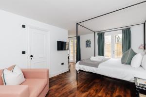 En eller flere senge i et værelse på Redland Suites - Apartment 1