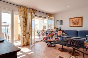 Posedenie v ubytovaní Spectacular penthouse in front of the sea, 200 m2 terrace - Arruzafa Playa