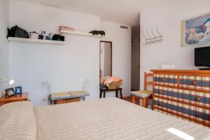 Televízia a/alebo spoločenská miestnosť v ubytovaní Spectacular penthouse in front of the sea, 200 m2 terrace - Arruzafa Playa