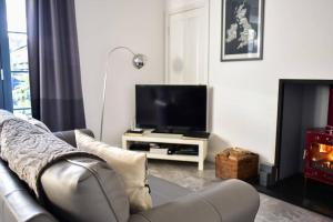TV a/nebo společenská místnost v ubytování Hot Tub Apartment at Pirn Road