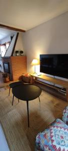 Telewizja i/lub zestaw kina domowego w obiekcie Alojamiento rural, jardín, a 25 minutos de Bilbao, parking gratuito