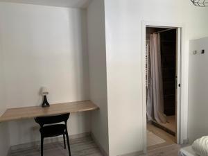- une chambre avec un bureau et une chaise dans l'établissement Appartement 4 chambres centre-ville, à Bourg-en-Bresse