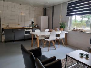 een keuken en eetkamer met een tafel en stoelen bij Vakantiewoning Schouwenberg in Swalmen