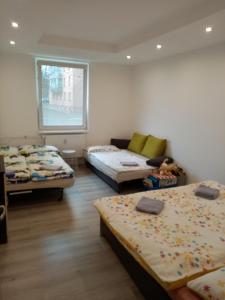 מיטה או מיטות בחדר ב-apartmán Aneta