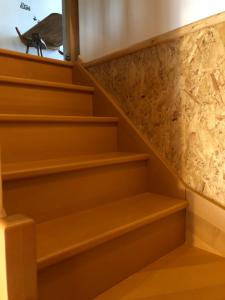 - un escalier dans une maison avec fenêtre dans l'établissement "La chambre des TISSERANDS", à Ménil-Hubert-sur-Orne