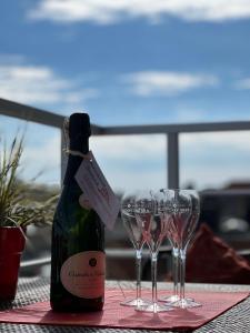 una bottiglia di vino e due bicchieri su un tavolo di Sunbeach a Nieuwpoort