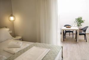 Postel nebo postele na pokoji v ubytování Central Cozy Residences