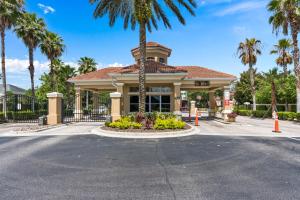 un edificio con una palmera delante de él en Windsor Hill Resort Home w Pool, 5 Min from Disney, en Orlando
