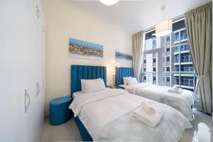 pokój hotelowy z 2 łóżkami i oknem w obiekcie Dubai Marina Royal Premium Serviced Apartments Marina Wharf - KIDS STAY FREE w Dubaju