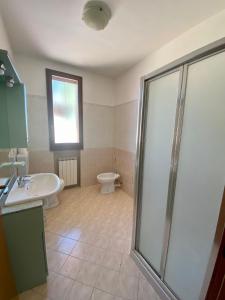 y baño con bañera, aseo y ducha. en Appartamento la Pioppa con posto auto e Wi-Fi en Castelfranco Emilia