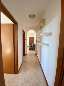 un pasillo con una puerta que conduce a una sala de estar en Appartamento la Pioppa con posto auto e Wi-Fi en Castelfranco Emilia