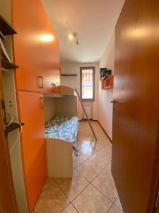 Habitación pequeña con cama en habitación en Appartamento la Pioppa con posto auto e Wi-Fi en Castelfranco Emilia