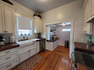 Kitchen o kitchenette sa Holland House - Historic and Sophisticated