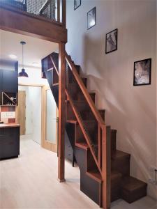 escalera de madera en una habitación con cocina en Apartmán Tommy - Zadov, en Stachy