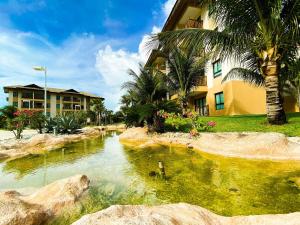 uma piscina de água em frente a um resort em Resort VG SUN por Be My Guest! em Caucaia