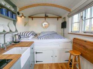 Llit o llits en una habitació de Shepherds Hut Slad Valley Cotswolds