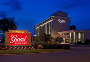 勞雷爾山的住宿－Grand Resort Hotel - Mt Laurel - Philadelphia，宏伟的度假酒店,前面有标志