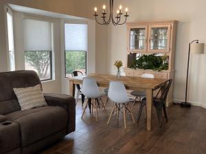 un soggiorno con tavolo, sedie e divano di Vista Retreat - Country Club Estates a Sierra Vista