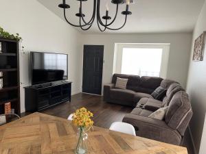 uma sala de estar com um sofá e uma mesa em Vista Retreat - Country Club Estates em Sierra Vista