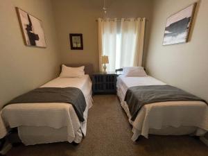 Duas camas num quarto com uma janela em Vista Retreat - Country Club Estates em Sierra Vista