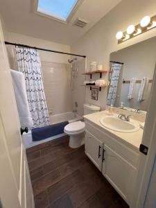 łazienka z toaletą, umywalką i wanną w obiekcie Vista Retreat - Country Club Estates w mieście Sierra Vista