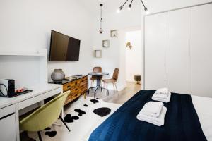 Posteľ alebo postele v izbe v ubytovaní De Luxe Studio with Balcony in the Absolute Center