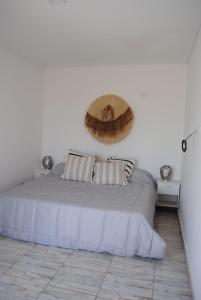 1 dormitorio con 1 cama con una cesta en la pared en El Nido en Azcuénaga